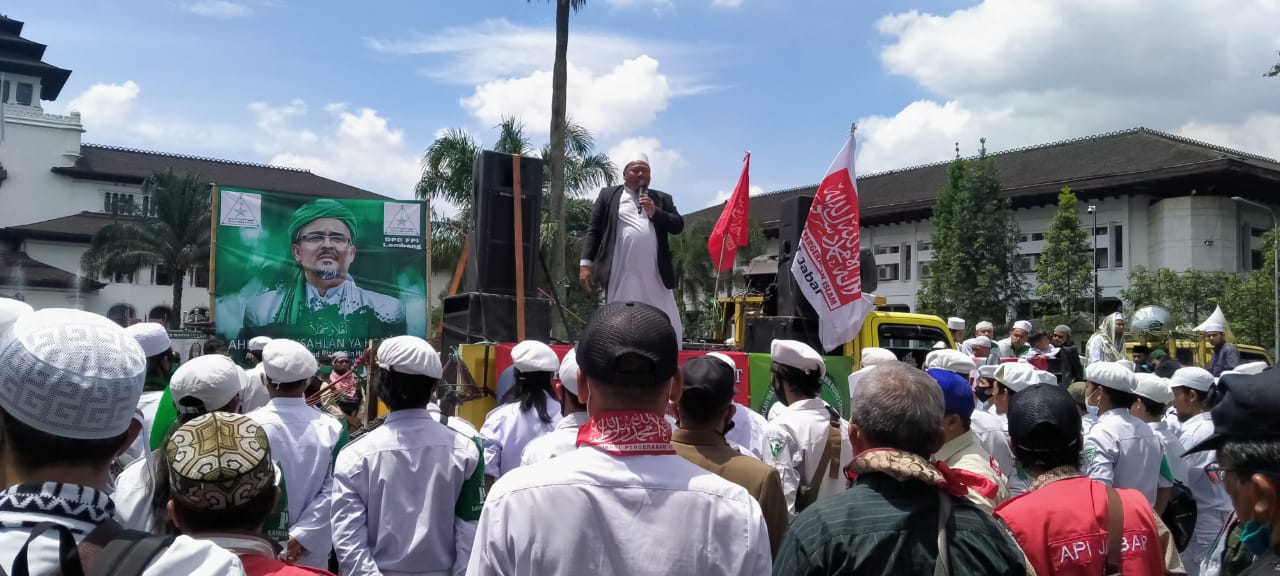 Sambut Kepulangan Habib Rizieq Shihab, Umat Islam Jabar Gelar Rapat Akbar Di Depan Gedung Sate
